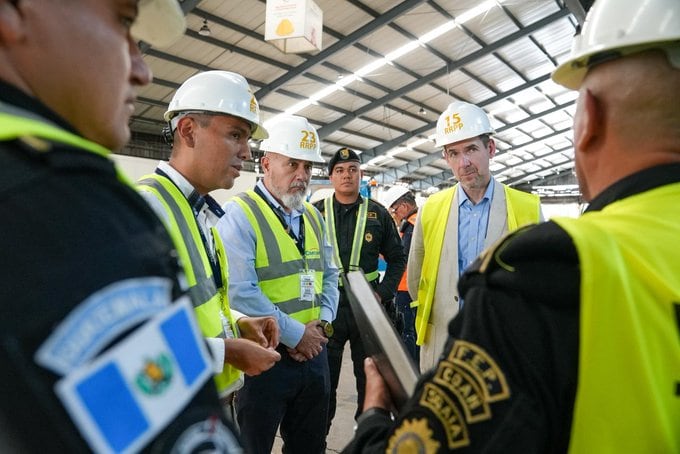 Estados Unidos evalúa en Guatemala programas respaldados por Washington para combatir el crimen organizado transnacional, reforzar los controles fronterizos y desmantelar redes de narcotráfico. (Embajada de EE.UU. en Guatemala)