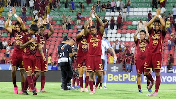 Deportes Tolima viajó a Villavicencio y, apenas aterrizó, la Dimayor aplazó el partido ante Llaneros: hubo molestia