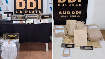 Mesa negra con teléfonos celulares, documentación, dinero, ropa. En el suelo, bolsas de evidencia, teléfonos y carteles de DDI La Plata y Sub DDI Villa Gesell