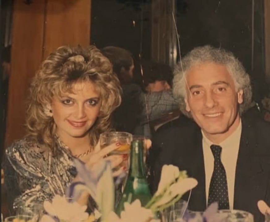 Marcela Ortiz junto a Guillermo Coppola, durante los años en que formó parte de su círculo cercano (Gentileza)