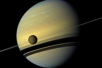Saturno destaca en el sistema solar por sus anillos de hielo y un volumen diez veces mayor que el de la Tierra
(SOCIEDAD INVESTIGACIÓN Y TECNOLOGÍA NASA/JPL-CALTECH/SPACE SCIENCE INSTITUTE)