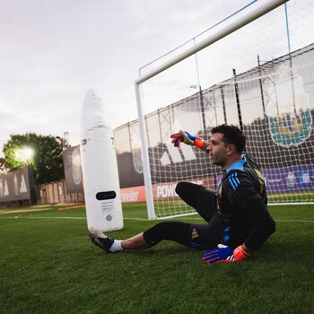 El Dibu Martínez regresó al arco argentino tras la suspensión (@afaseleccion)