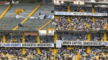 Varios mensajes en contra de los directivos de Millonarios se exhibieron en el estadio Nemesio Camacho El Campín - crédito Camilo Zabaleta/Infobae Colombia
