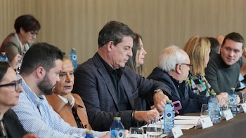 Unos 40 socialistas toman la