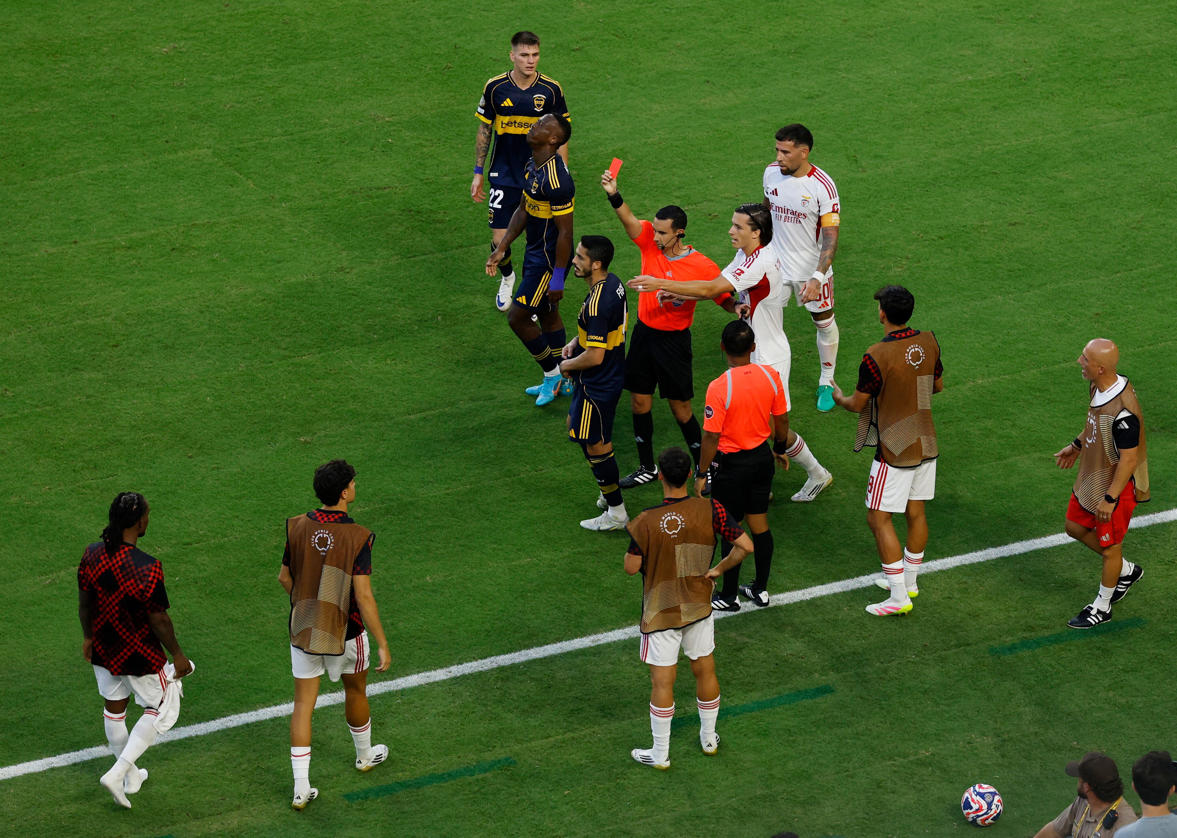 El árbitro le muestra la tarjeta roja a Nicolás Figal (Reuters/Marco Bello)