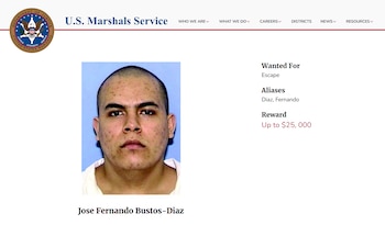 Retrato de un hombre en una página web oficial con el logo del Servicio de Alguaciles de Estados Unidos, nombre, motivo de búsqueda y recompensa