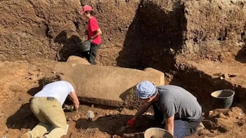 Encuentran debajo de una calle un sarcófago romano sellado e intacto desde hace 1.500 años: “Un descubrimiento extremadamente raro”