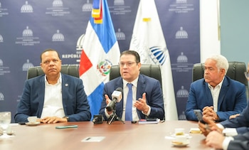 Durante la tregua, las estaciones de servicio continuarán aceptando pagos electrónicos mientras se negocian alternativas a los recargos por tarjeta. (Foto: Redes sociales Eduardo Sanz Lovatón, ministro de Industria, Comercio y Mipymes)