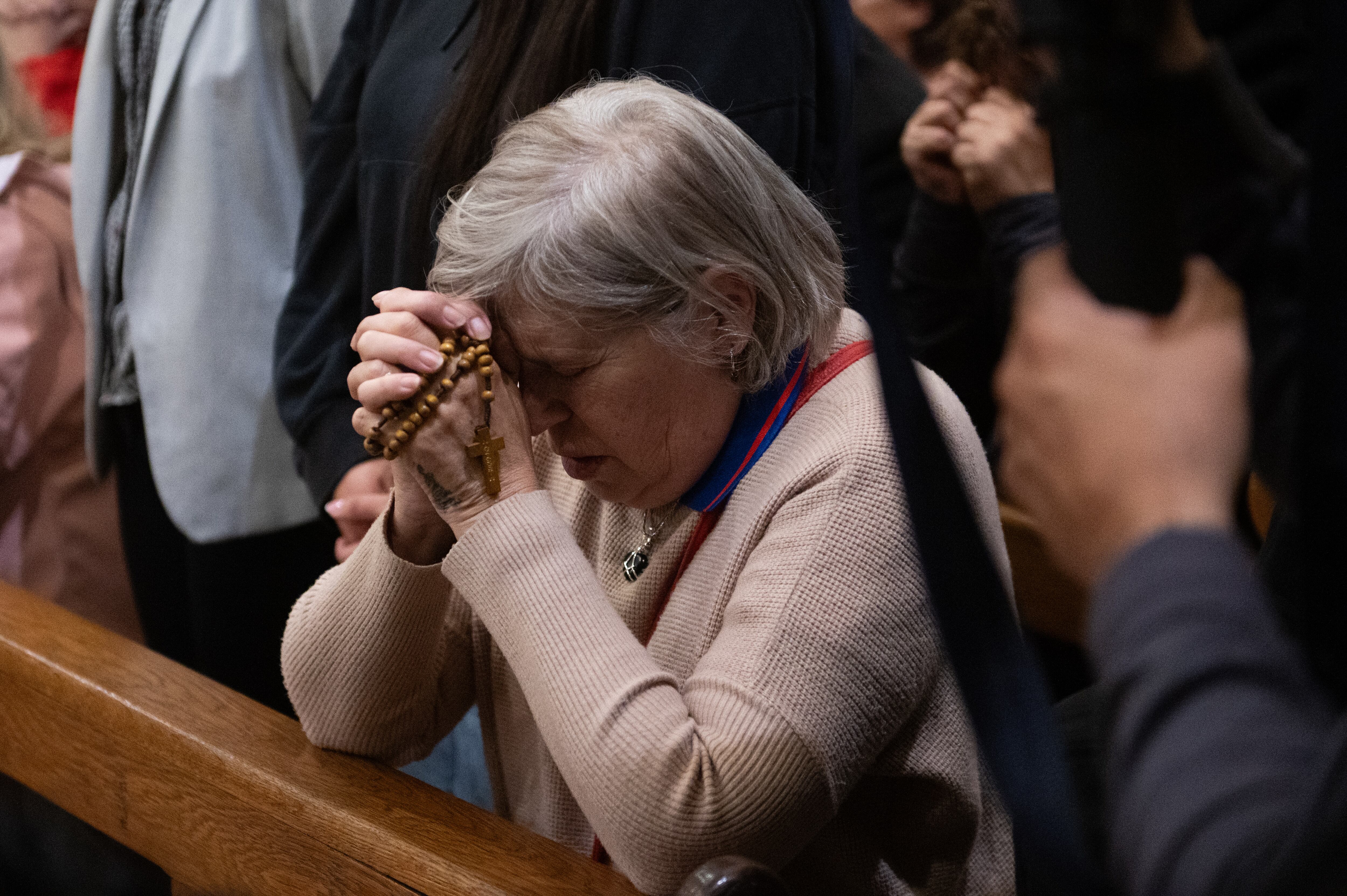 Cientos de fieles se reunieron en la Basílica San José de Flores para el homenaje al santo padre
