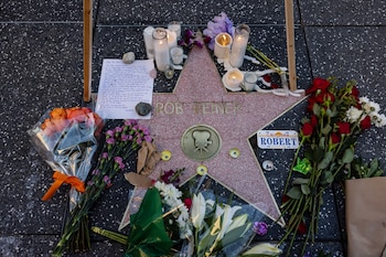 Fotografía de archivo de velas, flores y notas dejadas por admiradores en la estrella del fallecido director estadounidense Rob Reiner en el Paseo de la Fama de Hollywood, en Los Ángeles, California (EFE/Ted Soqui)