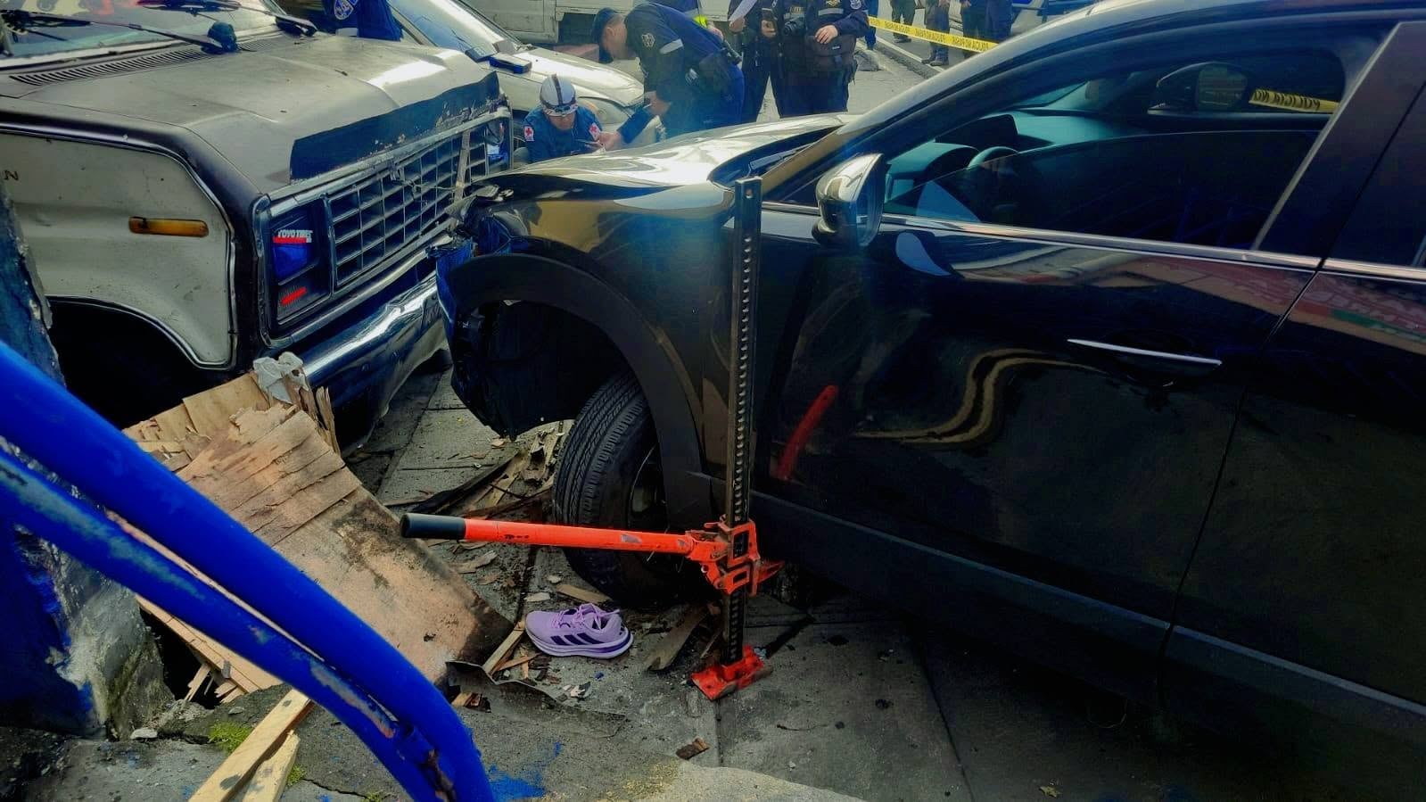 Los socorristas emplearon herramientas básicas para liberar el cuerpo atrapado bajo los vehículos. (Cortesía: Cruz Roja Salvadoreña, Seccional Santa Tecla)