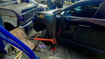 Los socorristas emplearon herramientas básicas para liberar el cuerpo atrapado bajo los vehículos. (Cortesía: Cruz Roja Salvadoreña, Seccional Santa Tecla)