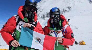 Padre e hijo mexicanos hacen