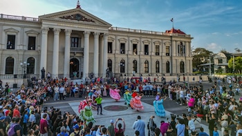 Gobierno y sector privado firman