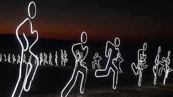 Las piezas combinaron láseres, composiciones lumínicas a gran escala, instalaciones interactivas y proyecciones tras la puesta de sol (Captura de video)