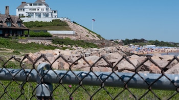 Taylor Swift no se casó en Rhode Island, pero los fans acudieron de cualquier forma.