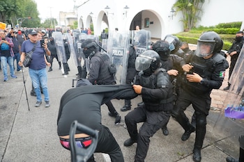 Fotografía del 11 de octubre de 2026, donde se observa a policías enfrentándose con un manifestante durante una protesta en la ciudad de Guadalajara en Jalisco (México). EFE/Francisco Guasco