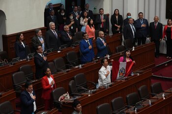 Legisladores cantan el himno nacional