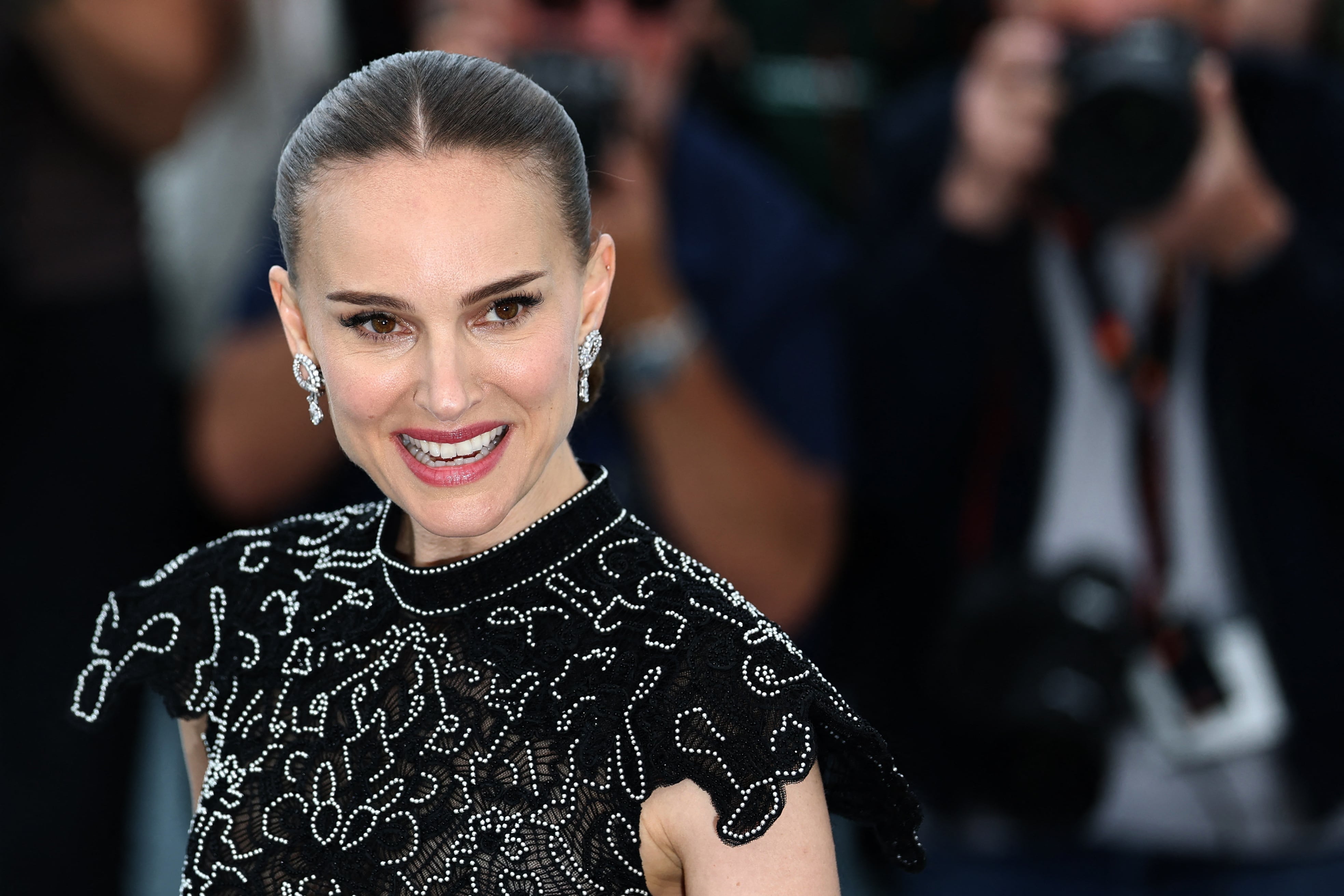 Aunque reside en París, Portman mantiene propiedades en Los Ángeles y Montecito, reflejando su transición entre ambos continentes.REUTERS/Stephane Mahe