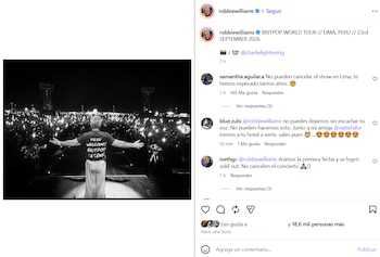 Captura de pantalla de Instagram que muestra a Robbie Williams en el escenario de espaldas al público y comentarios de usuarios a la derecha