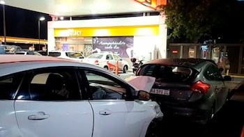 Triple choque en la General Paz: impactó contra un auto, volvió a chocar en una estación de servicio y terminó herido