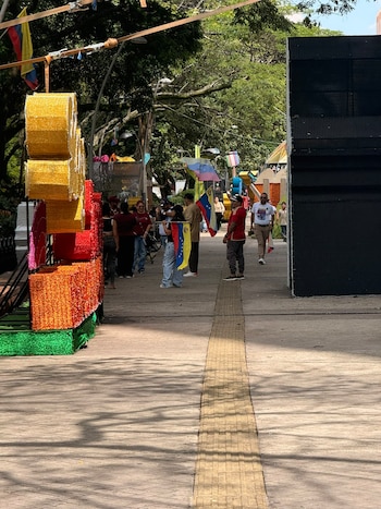 Venezolanos en Cali se aglomeran