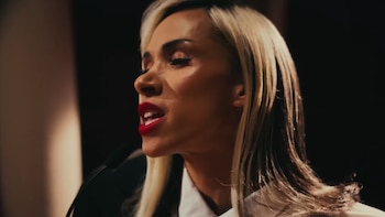 Percy Pls en su canción