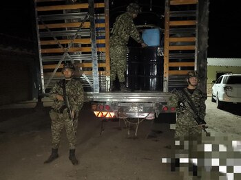 Incautación galones con material para