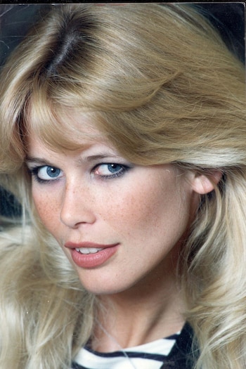 Claudia Schiffer convive con espectros en su mansión del siglo XVI, sin temerles tras la visita de una médium (Denis Jones/Evening Standard/Shutterstock)