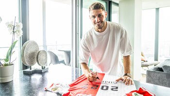 Santiago Giménez renovó con el