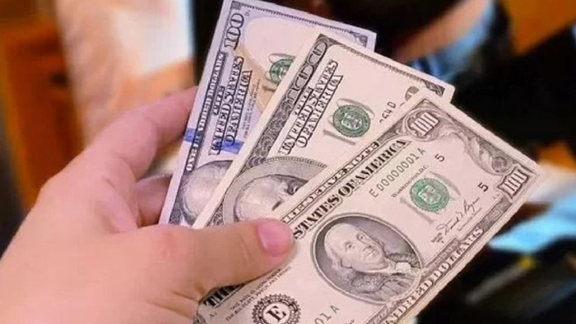 El BCRA eliminó el plazo para presentar billetes de dólares