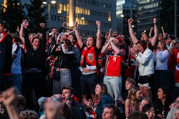 Euforia desbordada en Oslo tras la histórica clasificación de Noruega a cuartos de final del Mundial (AP)