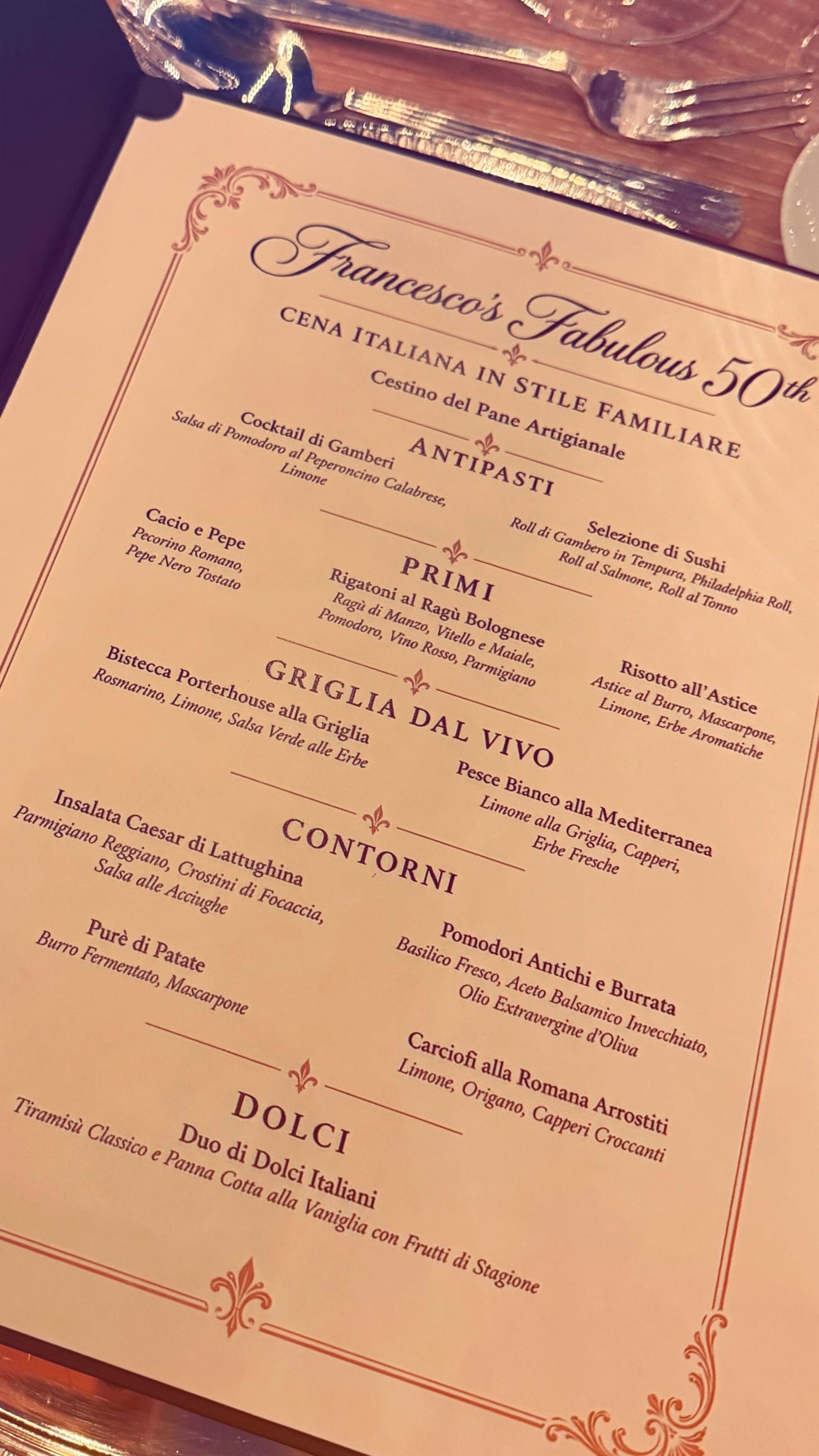 El menú impreso en italiano detalló los platos servidos durante la celebración (@noemib_8)