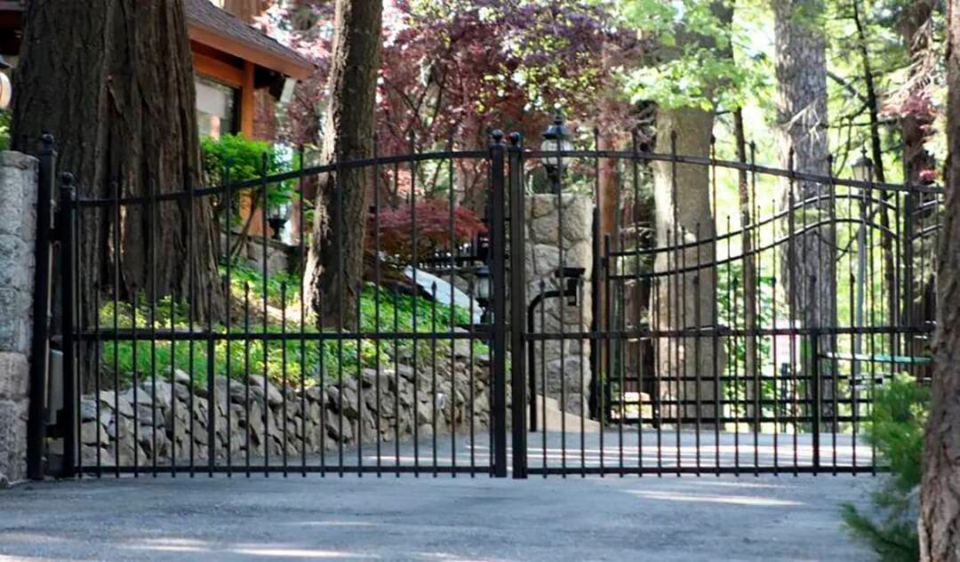 El portón de entrada a la propiedad donde presuntamente reside Shelly Miscavige, rodeada por el secretismo de la Cienciología