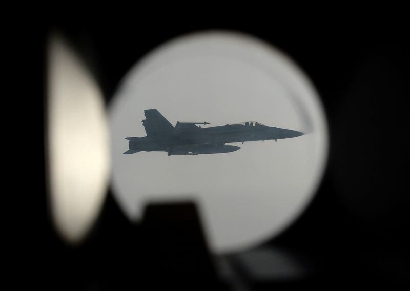 Finlandia, Suecia, Noruega, Dinamarca e Islandia —que solo en avión suman 250 aeronaves de combate listas para operar en conjunto— acordaron triplicar la producción de munición e impulsar corredores logísticos para facilitar movimientos militares en la región (REUTERS/Johanna Geron)