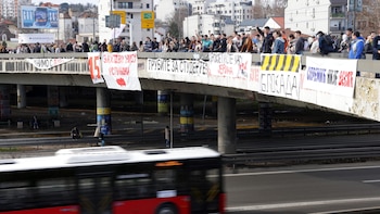 Miles de estudiantes serbios bloquean