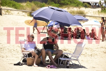 En medio de la charla,