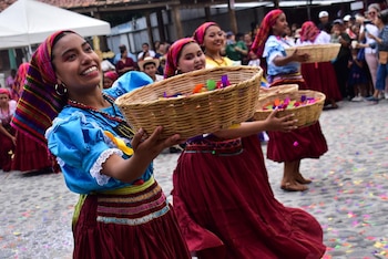 El ambiente festivo se vive en cada rincón del pueblo, entre música y tradiciones.