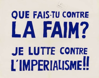 Póster blanco con texto azul oscuro en mayúsculas: "¿Qué haces contra el hambre? ¡Lucho contra el imperialismo!". Pequeña marca de agua superior derecha