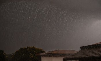 Susto en La Plata: el techo de una casa se voló por el fuerte viento y de milagro no causó una tragedia - Image 2