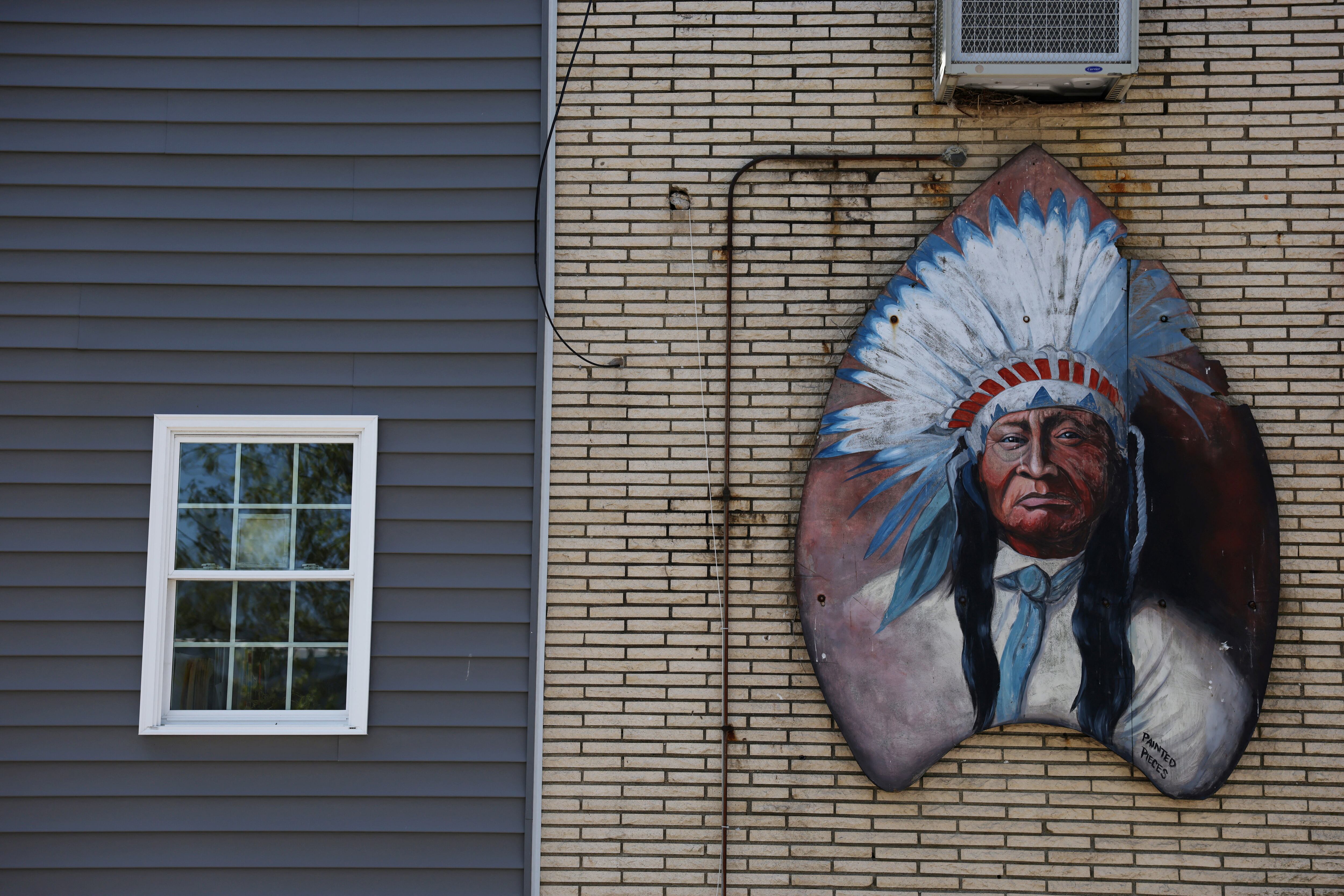 Un cartel con un jefe nativo americano cuelga en el costado de un edificio (REUTERS/Shannon Stapleton)