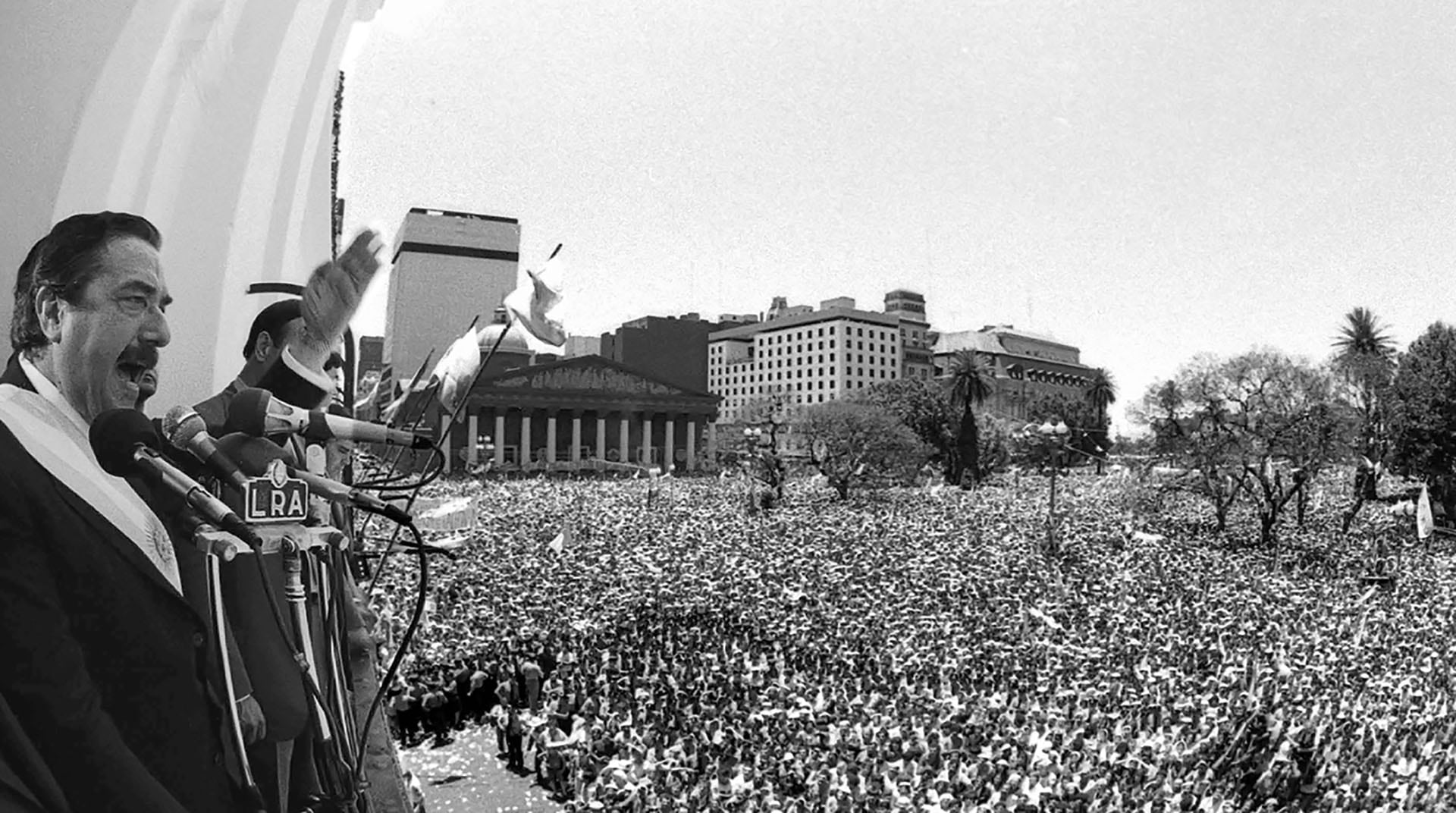 Alfonsín en el Cabildo el 10 de diciembre de 1983 (Victor Bugge)