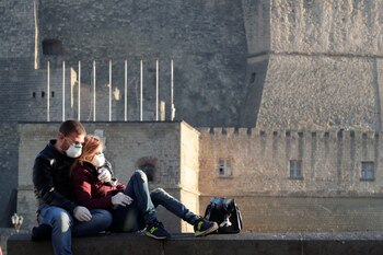 Una pareja con máscaras protectoras