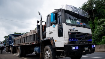 Autoridades de El Salvador intensifican controles al transporte de carga y decomisan 25 unidades por fallas mecánicas