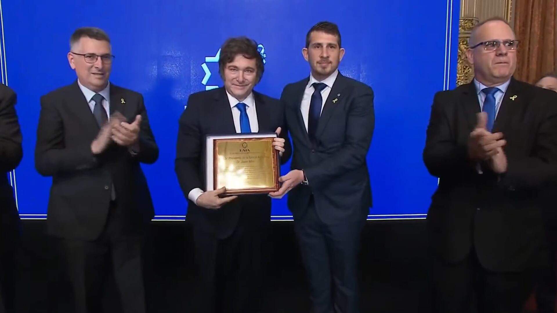 El presidente Javier Milei recibió la distinción de manos del presidente de la DAIA, Mauricio Berenztein. A su lado se observa al canciller de Israel, Gideon Sa'ar