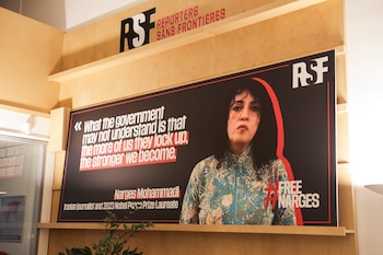 Un cartel muestra el retrato de la periodista iraní y Premio Nobel de la Paz Narges Mohammadi en la sede de Reporteros sin Fronteras en París, Francia (EFE)