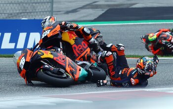 La caída de Dani Pedrosa, que inició la maniobra del choque de Lorenzo Salvadori (REUTERS/Borut Zivulovic)