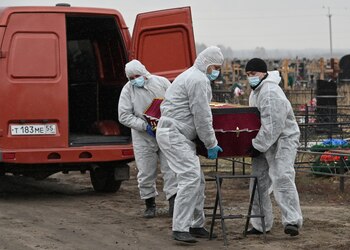 Operarios del cementerio de Omsk,