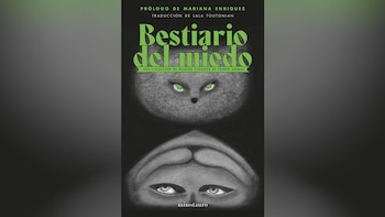 Portada del libro Bestiario del miedo: ilustración oscura de un rostro peludo con ojos verdes intensos, una nariz pequeña, y un reflejo invertido de una cara