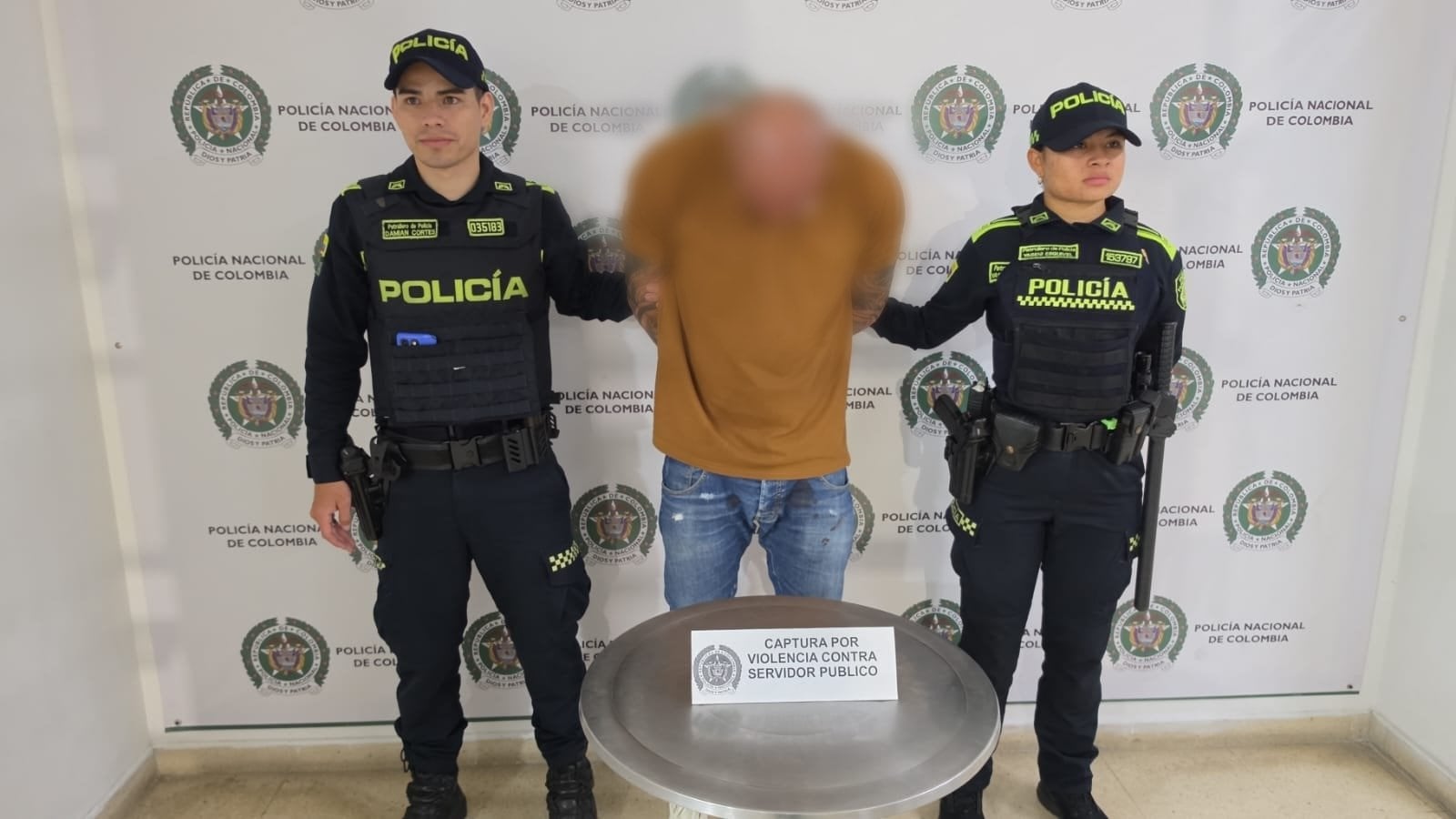 El sospechoso fue detenido luego de caer al suelo durante la huida, según informó la Policía - cédito Policía